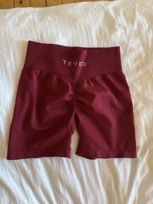 Vinröda seamless shorts från TEVEO - Super snygga vinröda shorts från TEVEO, nypris 505kr. Använda ca 2 gånger, som nya inga defekter! ☺️På TEVEOs hemsida heter shortsen Covert Scrunch Shorts i färg Burgundy 