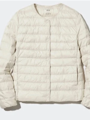 Beige dunväst från Uniqlo XS - Säljer en beige dunväst från Uniqlo i modellen Ultra Light Down. Västen är superlätt, har rund halsringning och diskreta tryckknappar framtill. Perfekt för lager-på-lager och enkel att packa ner i väskan. Materialet är tunt men värmande med klassisk quiltad design.
