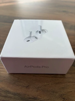 Hörlurar - Trådlösa hörlurar med vit färg och stilren design. De levereras i en kompakt vit box med logga och har silikonproppar för optimal passform. Perfekt för dig som vill ha grymt ljud och smidig anslutning till din iPhone. Säljs i Oöppnad förpackning.