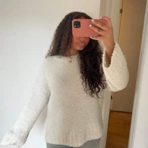 Vit fluffig stickad tröja - Fluffig vit stickad tröja från H&m, jättemysig och skön!! 