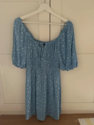 Blå sommarklänning - Jättesöt klänning från BikBok, använd 1 gång.