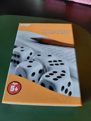 Maxi-Yatzy tärningsspel Biltema - Maxi-Yatzy tärningsspel från Biltema med sex vita tärningar och svarta prickar. Spelet kommer i en orange och vit förpackning och passar för åldrar 5 år och uppåt. Perfekt för familjekvällar och spelkvällar med vänner.