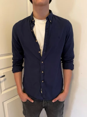 Ralph Lauren Skjorta - Säljer denna feta Raffe skjortan, mörkblå och perfekt till det varmare vädret som är på G. Storlek M, modellen är 187, 75kg. 