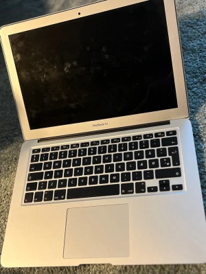 MacBook Air 13 tum silver - MacBook Air 2015 💻 Säljer en MacBook Air 2015. Nytt batteri (december 2025) 🔋 – håller bra! Datorn har lite slitage men är i helt okej skick för sin ålder 👍 Laddare ingår 🔌 Se bilder för specs 📸 Kan eventuellt skickas 📦