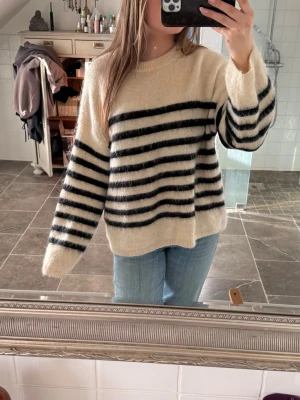 Mohairtröja från H&M edition - Randig stickad tröja från hm som är i jättefint skick💗 