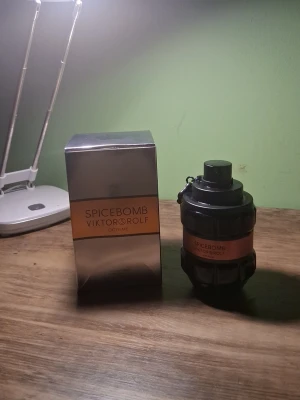 Spicebomb Extreme från Viktor & Rolf - Spicebomb Extreme från Viktor & Rolf är en parfym i en cool, svart och orange flaska som liknar en handgranat. Flaskan har metalliska detaljer och en tydlig V&R-logga på korken. Doften är intensiv och kryddig, perfekt för dig som gillar starka intryck. Pris kan kanske diskuteras😄