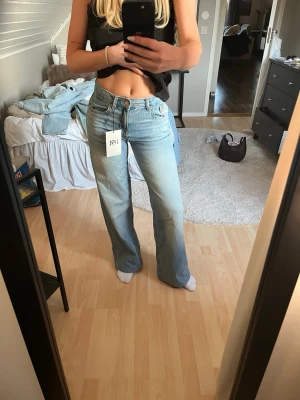 Jeans  - Midwaist jeans från stradivarius, aldrig använda med prislapp kvar. Däremot uppsydda hos skräddare. 