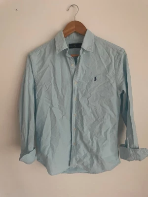 Ljusblå Ralph lauren skjorta  - Säljer denna ritkigt feta ljusblåa Ralph lauren skjorta, lite hammare modell i storlek XS, riktigt fet till allting speciellt nu inför sommaren, hör av er vid funderingar eller fler bilder !!!
