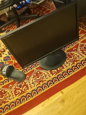 Platt TV-skärm Platron utan kabbel - Säljer en svart Platron 19-tums platt TV-skärm med rund fot. Skärmen har en stilren design och passar perfekt som extra skärm till datorn eller för gaming. Enkel att placera på skrivbordet tack vare den stabila foten.