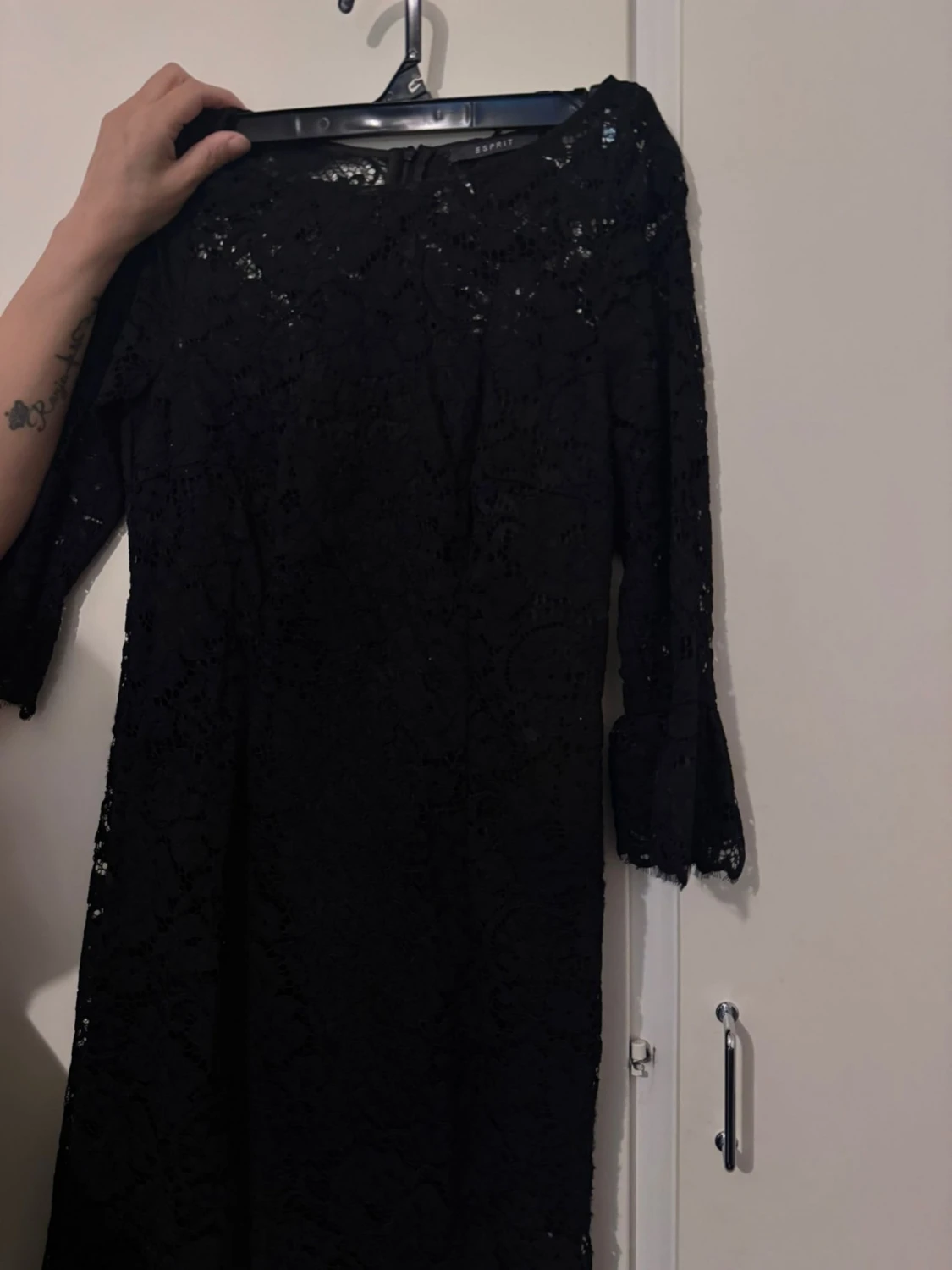 Svart spetsklänning med trekvartsärm - 1