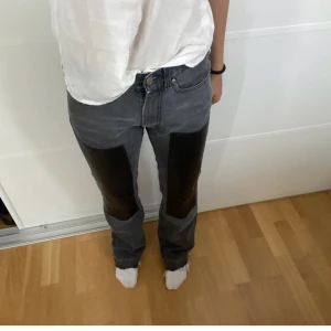 Låg midjade jeans!! - Nu säljer jag dessa coola jeans från märket action jeans ! Säljer pga att dom är förstora för mig💕 är xs & är 160 byxornas måt Midja : 70 cm , Innebenslängd :77 cm💕