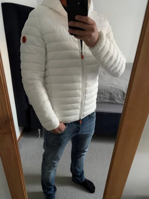 Save The Duck jacka - Snygg vit Save the duck jacka i storlek M med dragkedja hela vägen till huvan. Jackan har två dolda fickor framtill och har tvåvägs dragkedja. Inga defekter! Bara att kontakta vid funderingar!🌟