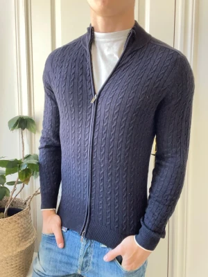 Massimo Dutti cardigan  - Massimo Dutti cardigan - hur snygg som helst. Inga defekter! Modellen i bilderna är 180 cm 75 kg och bär Storlek M , Kom med frågor! 🌟 (Kan gå ned i pris vid köp av paket 😉) 
