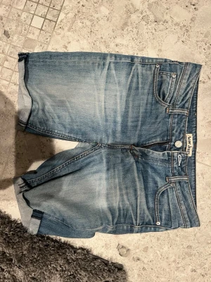 Acne shorts  - Acne denim shorts i storlek 28/34. Defekt finns mellan benen men är lätt lagad! 