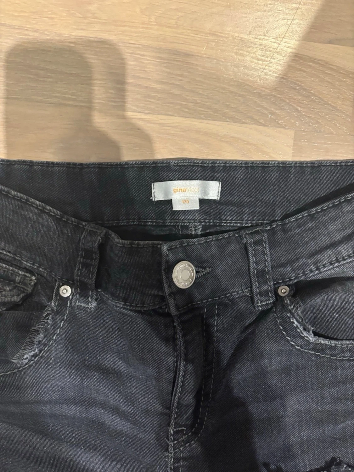 Svarta slitna jeans med raka ben - 3