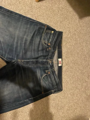 Levis 501  - Säljer nu ett par riktigt feta Levis 501 vintage jeans. Strl är 32/32 och passar straight fit. Jeansen har en otroligt snygg tvätt och ger en cool vintage look. Säljer dom då jag personligen använder mer slim jeans så dom kommer inte riktigt till användning. Kan gå ner i pris vid snabb affär. Jag är 179 o väger 72, de sitter bra på mig, möjligen något långa. Skriv vid frågor eller funderingar!