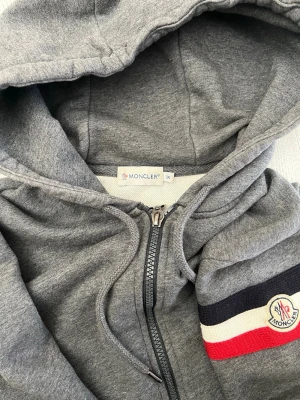 Moncler zip hoodie strl S - 8/10 mycket fint skick 