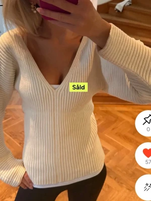 Vit ribbstickad tröja med v-ringning - Ribbstickad tröja med v-ringning från hm