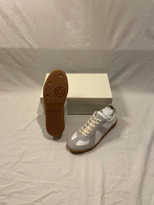 Maison Margiela GATS  - Säljer dessa döfeta margiela gats! Skitsnygga o stilrena nu på våren och den närma sommarn! Passar legit allt! Helt nya, aldrig använda. Strl:43. Hojta till vid minsta lilla fundering!