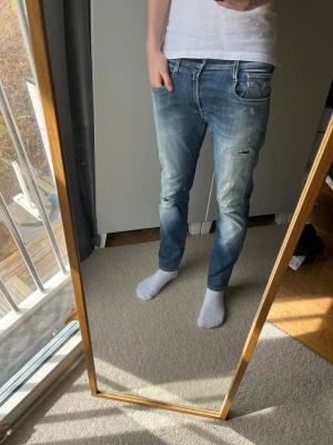 Replay anbass med schyssta slitningar  - Hej!| Säljer detta feta paret jeans från Replay!| Modell: Anbass| Mycket gott skick, kontakta mig vid frågor och funderingar!| //Nils