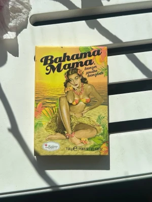 Bahama Mama bronzer från theBalm - Bahama Mama bronzer från theBalm som nu är discontinued. Endast testad (swatched)🌻