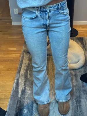Ljusblå bootcut jeans från Neuw - Säljer ett par ljusblå bootcut jeans från Neuw med klassisk femficksdesign och hög midja. Jeansen har en snygg tvätt och är tillverkade i denim med en lätt stretch för skön passform. Perfekta för dig som gillar en retroinspirerad look.