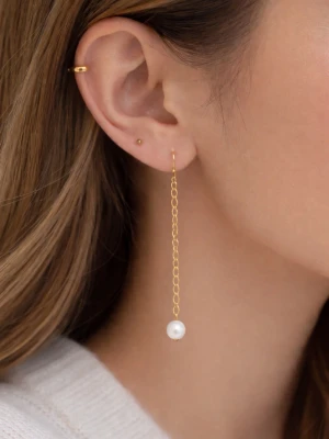 Guldiga örhängen med pärlor -  örhängen med tunn guldig kedja och en vit pärla längst ner. (Bilden när dom sitter på är ai så dom har inte använda den är endast för visa hur dom sitter på💕säljer samma i silver