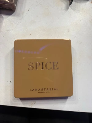 Spice ögonskuggspalett Anastasia - Säljer en Anastasia Beverly Hills Spice ögonskuggspalett med nio nyanser. Den i mitten är använd som man kan se annars helt orörd! 