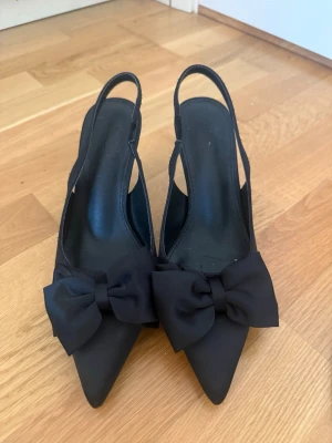 Svarta pumps  - Har nyligen köpt dessa på Vinted, otroligt fina men passar mig inte 💗💗 