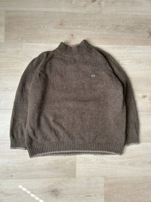 Brun stickad Lacoste Tröja Storlek S  - Fin Lacoste tröja i brun färg. Tröjan är i mycket bra skick och sparsamt använd. |  Äkta som allt annat jag säljer! ✅ |  Storlek: S | Skick: Mycket Bra Skick - tyvärr 2 mindre hål (SE SISTA 2 BILDER) | Färg: Brun | Märke: Lacoste | Modell: Tröja |  Hör gärna av dig vid frågor så svarar jag så fort jag kan! 😁|   (SKU - 91)