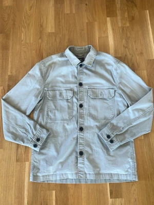 HM Overshirt  - Snygg och fräsch Overshirt. Inga defekter och passar perfekt nu till sommaren