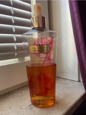 Victoria's Secret Coconut Passion mist - Fräsch body mist från Victoria's Secret i doften Coconut Passion. Flaskan är genomskinlig med guldigt spraymunstycke och har en tropisk design med blommor. Innehåller 250 ml och doftar kokos och vanilj.