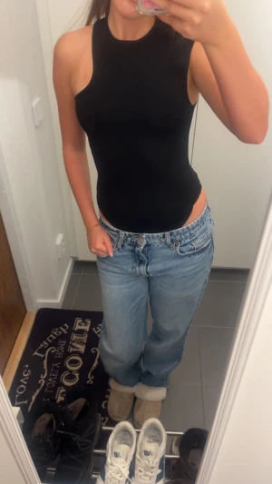 Svart oneshoulder body Zara - Jätte snygg body från Zara. Som ny! 