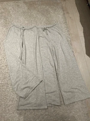 Grått loungewear-set från Gina Tricot - Mysigt loungewear-set från Gina. Köpte de idag men de var för stora för mig och min syster, rev bort prislappen på ena paret, helt oanvända, säljer båda för 250kr