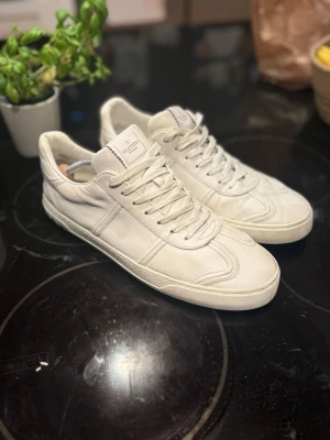 Valentino Flycrews - Säljer nu ett par Valentino Flycrews i storlek 46 men passar bättre som en 45. Fint skick, endast en nit av. Endast skor fås med vid köp. Hör av dig vid funderingar! // Ville