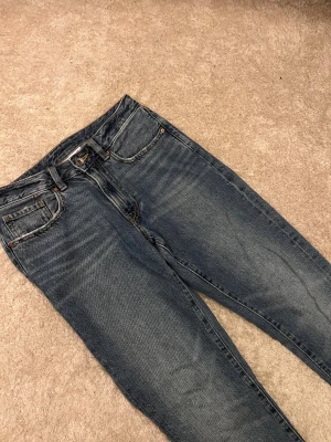 Blå jeans från Vaillent, skate - Snygga blå jeans från Vaillent med klassisk femficksdesign och brunt läderpatch bak. Modellen har rak passform och hög midja, tillverkade i slitstarkt denim. Perfekta för dig som gillar en enkel och tidlös look.