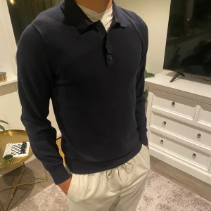 Tröja från Massimo dutti  - En jättefin tröja ifrån Massimo dutti i jättefint skick!🤩tröjan är varsamt använd och perfekt inför sommaren!😊. Stl Medium.     Nypris 1500kr.  Mitt pris 300kr