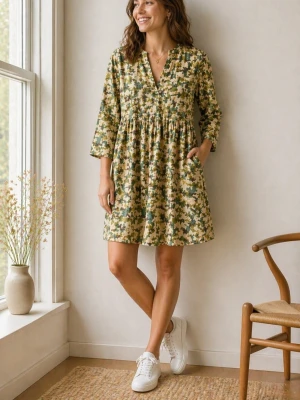Noa Noa grön camouflage klänning – smockmodell - Klänningen har en avslappnad passform i smockmodell med V-ringning och 3/4-ärmar. Perfekt till vardag, semester eller en avslappnad outfit. Märke: Noa Noa Färg: Grön (camouflage) Material: 100% viskos Passform: Lös / smockmodell Längd: Knälång Ärmar: 3/4 Har två praktiska fickor framtill. Perfekt till vardag, semester eller en avslappnad outfit.