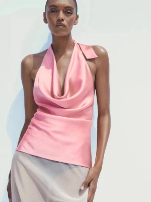 Rosa halterneck topp i satin - Snygg rosa halterneck topp i satin från Zara, med draperad framsida och öppen rygg. Toppen knyts både i nacken och baktill. Använd endast en gång, är i storlek S