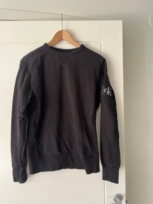 Svart Calvin Klein tröja  - Snygg Calvin Klein tröja som passar perfekt nu till våren/ sommaren. Priset kan diskuteras 