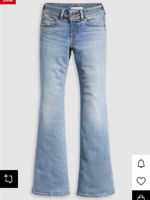 Ljusblå utsvängda jeans från Levi's - Snygga ljusblå jeans från Levi's med utsvängda ben. De är knappast använda och har alltså inga defekter, skriv för fler bilder💕💕💕