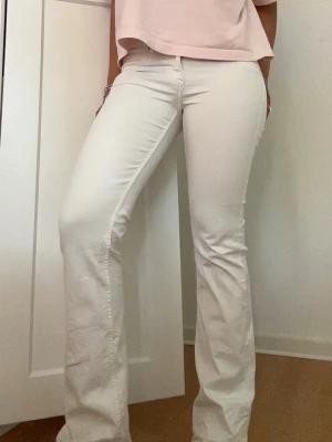 Vita bootcut jeans - Säljer ett par vita bootcut jeans som inte kommer till användning🌸har dock några fläckar vilket vissas i bilden.