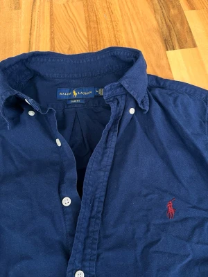 Ralph lauren skjorta - Mörkblå skjorta i storlek S, kom gärna med bud
