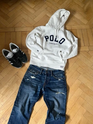 Ralph Lauren hoodie - Helt ny aldrig använd. Inga defekter fläckar eller liknande. Storlek S passar någon runt 170-175. Nypris ~ 2600