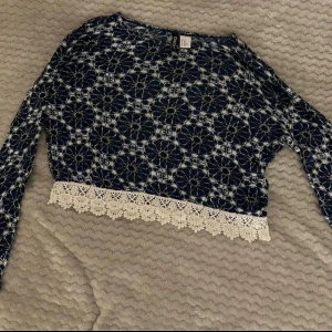 Långärmad mönstrig tröja - Jättesnygg långärmad tröja som är virkad vid magen. Storlek XS & köpt på H&M. Använts ett fåtal gånger men inga defekter på den. 🩷🩷
