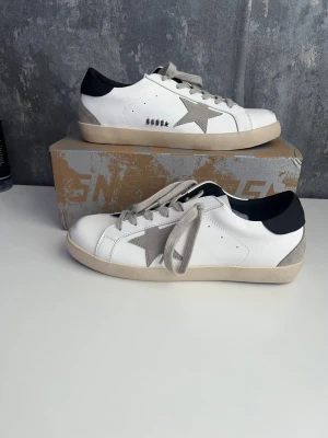 Golden goose superstar - Säljer ett par stilrena gg till ett billigt pris, den är helt nya utan några defekter. Box och dustbag ingår. Skriv vid minsta fråga