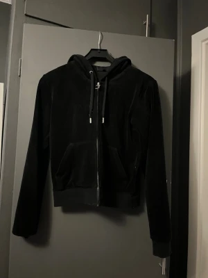 Svart velourhoodie Juicy Couture - Snygg svart hoodie från juicy couture. Små täcken på användning annars väldigt bra skick! Pris kan diskuteras 