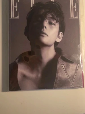 Bts Vogue Korea magasin, mode och stil - 270kr styck!!!Säljer ett nummer av Vogue Korea, en ikonisk modetidning med trendiga foton och inspirerande artiklar om mode, stil och kändisar. Omslaget har en elegant design i dova färger och tidningen är tryckt på glansigt papper.