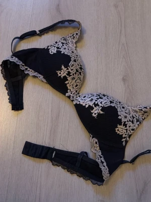 Marinblå spets-bh med broderi - Säljer min intimissimi behå då den inte passar. Använd men inte så mycket tecken på slitning. Lite vid bandet men inget man tänker på! Lappen sitter inte på men tror det är storlek 70/75B🫰🏻 Skicka ett meddelande om du har frågor 🤗💕