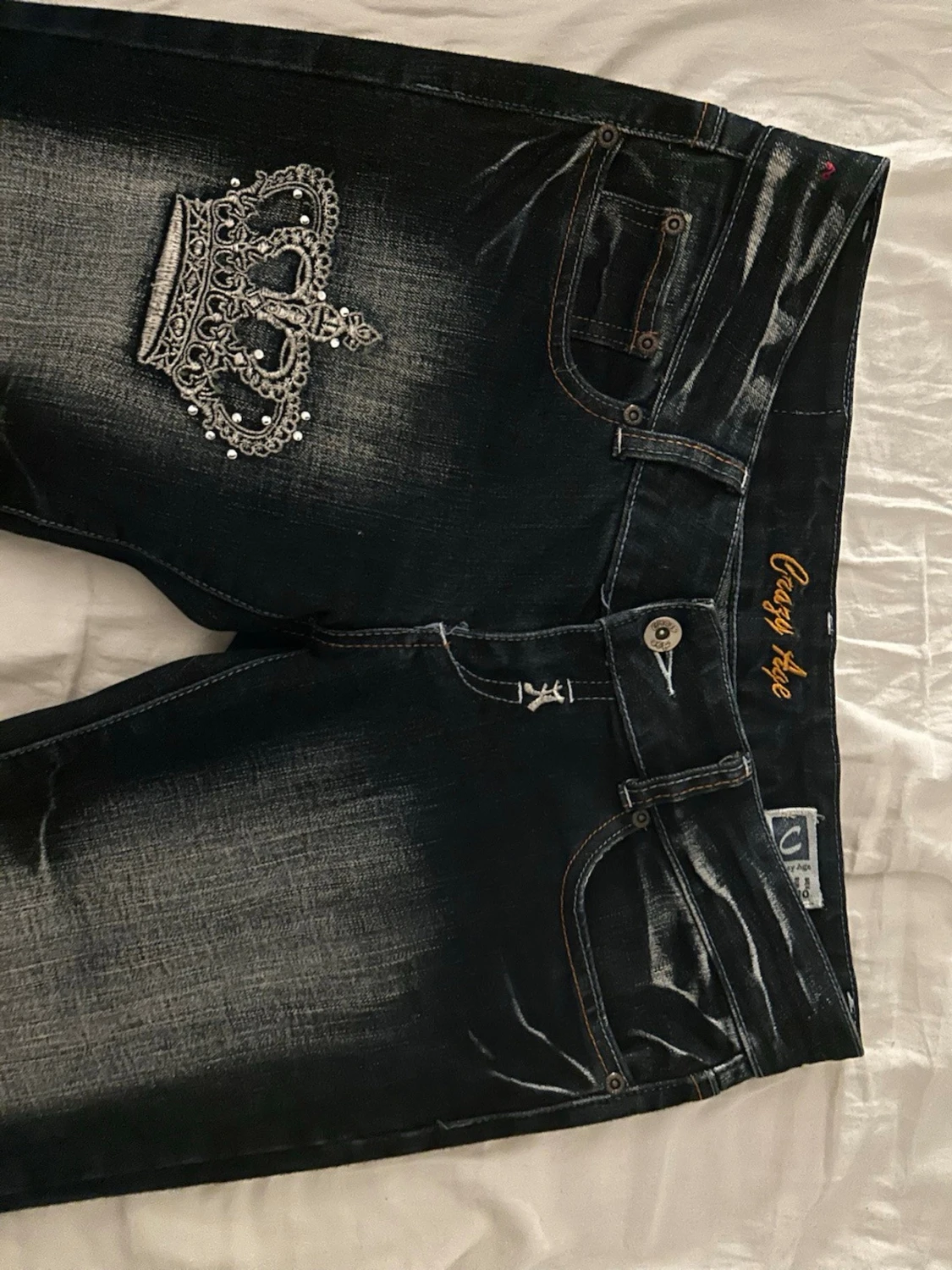 Mörkblåa bootcut jeans med kronor från crazy age - 2